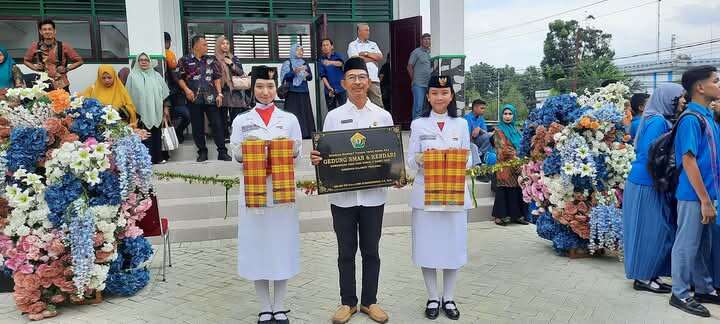 Penyerahan Fasilitas Perlengkapan Sekolah/Siswa